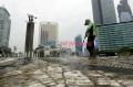 Dipenuhi Lumut, Dishut DKI Jakarta Bersihkan Marmer Tugu Selamat Datang Bundaran HI