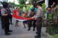 Jelang Hari Kemerdekaan RI, Polisi Bagikan Bendera untuk Warga