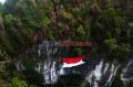 Pemuda-Pemudi Pulau Bawean Kibarkan Bendera Raksasa di Tebing Karst Gunung Batu
