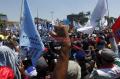Tolak Omnibus Law, Ribuan Buruh Kepung Gedung DPR