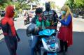 Super Hero Bagikan Masker di Makassar