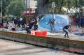 Demo Memanas di Patung Kuda, Pos Polisi Dibakar Massa