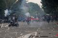 Peserta Demo Tolak UU Ciptaker Tak Mau Pulang, Polisi Tembakan Gas Air Mata
