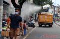 Cegah Penularan Covis-19, PMI Semprotkan Disinfektan di Kawasan Jalan Kramat Raya