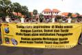 Polisi Bagikan Masker Kepada Pendemo di Surabaya