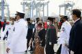 Puan Pimpin Tabur Bunga di Atas KRI di Teluk Jakarta