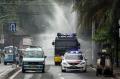 Dikawal Polisi Bersenjata, Mobil Water Canon Semprotkan Disinfektan di Petamburan
