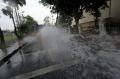 Mobil Water Canon Polisi Semprotkan Disinfektan di Kawasan Tebet