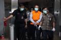 Pakai Baju Tahanan dan Tangan Diborgol, Begini Penampakan Menteri KKP Edhy Prabowo Saat Digiring Petugas