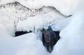 Melihat Keindahan Gua Es Alami yang Menakjubkan di Swiss