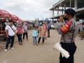 Polisi Berikan Himbauan Prokes kepada Penumpang di Pelabuhan Kali Adem