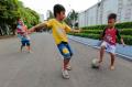 Anak-anak Jakarta Memanfaatkan Jalanan Kosong untuk Bermain