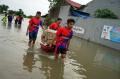 Relawan Distribusikan Bantuan Sembako untuk Korban Banjir di Perumnas Antang Makassar