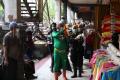 Superhero New Man Beraksi di Pasar Kapasan Surabaya