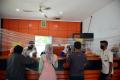 Puluhan Warga Cairkan BLT di Kantor Pos Parung Bogor