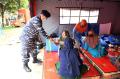 TNI AL Berikan Semangat kepada Pengungsi Longsor Sumedang