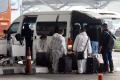 Mengenakan Hazmat, Ratusan TKI Asal China Tiba di Bandara Soetta