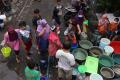 Air PDAM Mati, Warga Surabaya Mengantre Air Bersih dari Mobil Tangki