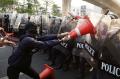 Kudeta Militer, Demonstran Bentrok dengan Polisi di Depan Kedutaan Myanmar di Thailand