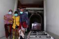 Tangis Duka Iringi Ritual Mekingsan Ring Geni Jenazah Korban Covid-19 di Krematorium Keputih Surabaya