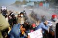 Aksi Menolak Kudeta Militer Memanas, Polisi Myanmar Tembakkan Meriam Air ke Pengunjuk Rasa