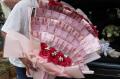 Sayang Istri, Pria Ini Persembahkan Buket Uang Sebagai Hadiah Valentine