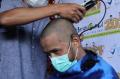 Peduli Anak Penderita Kanker, Warga Makassar Ikuti Aksi Berani Gundul