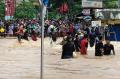 Jalan Raya Jatimekar Bakasi Lumpuh Diterjang Banjir