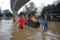 Ojek Gerobak, Memetik Rezeki di Tengah Banjir Jakarta