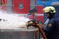 Pemprov DKI Jakarta Kerahkan Mobil Pemadam Kebakaran Sedot Air di Jalan Jatinegara Barat