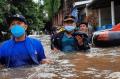 Kader Partai Demokrat Berikan Bantuan kepada Korban Banjir Jakarta