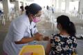 Tenaga Kesehatan Filipina Jalani Vaksinasi Covid-19