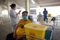 Tenaga Kesehatan Filipina Jalani Vaksinasi Covid-19