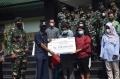 Suasana Haru Iringi Pemberian Santunan Keluarga Prajurit Yonif Raider 400/BR Gugur di Medan Operasi