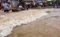 Asyik Bermain di Genangan Banjir Jalan Inspeksi Raya Makassar