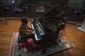 Mainkan 150 Lagu 5 Jam Nonstop, Pianis Muda Ini Pecahkan Rekor Dunia Bermain Piano dengan Mata Tertutup