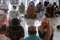 Direstui Orang Tua, Dua Mualaf Ini Bersyahadat di Masjid Al-Akbar Surabaya