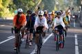 Peringati Hari Kartini, Vin Cycling Gocapan Gowes Berkebaya Keliling Kota Surabaya