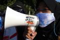 Peringatan Hari Bumi di Surabaya, Aktivis Lingkungan Makan Plastik