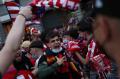 Sorak Sorai Kemenangan Pendukung Atletico di Kota Madrid