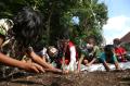 Peringati Hari Lingkungan Hidup, Punakawan Ajak Anak-anak Tanam Sayuran di Sepadan Sungai