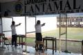 Pangkoarmada I Tunjukkan Kemampuan Menembak Pistol di Lantamal III