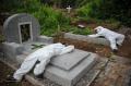Kubur 30 Jenazah Covid Sehari, Begini Potret Kelelahan Petugas Pemakaman di TPU Cikadut