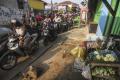 Pengendara Pilih Jalur Tikus Siasati Penyekatan di Perbatasan Depok-Jakarta