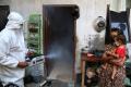 Klaster Covid-19 Keluarga di Surabaya Meningkat, Jurnalis Ini Berikan Layanan Fogging Disinfektan Gratis