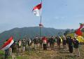Pengibaran Bendera Merah Putih di Gunung Peda Banten