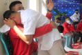 Bebas Usai Dapat Remisi HUT RI, Anak Binaan Ini Peluk Erat Sahabatnya di Lapas