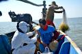 Hingga Tengah Laut, Marinir Suntikkan Vaksin Pada Nelayan Saat Cari Ikan