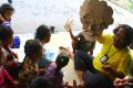 Hiburan Anak di Pengungsian Letusan Gunung Semeru