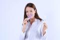 Mengenal Teknologi Phonebleaching, Cara Mudah Memutihkan Gigi di Rumah